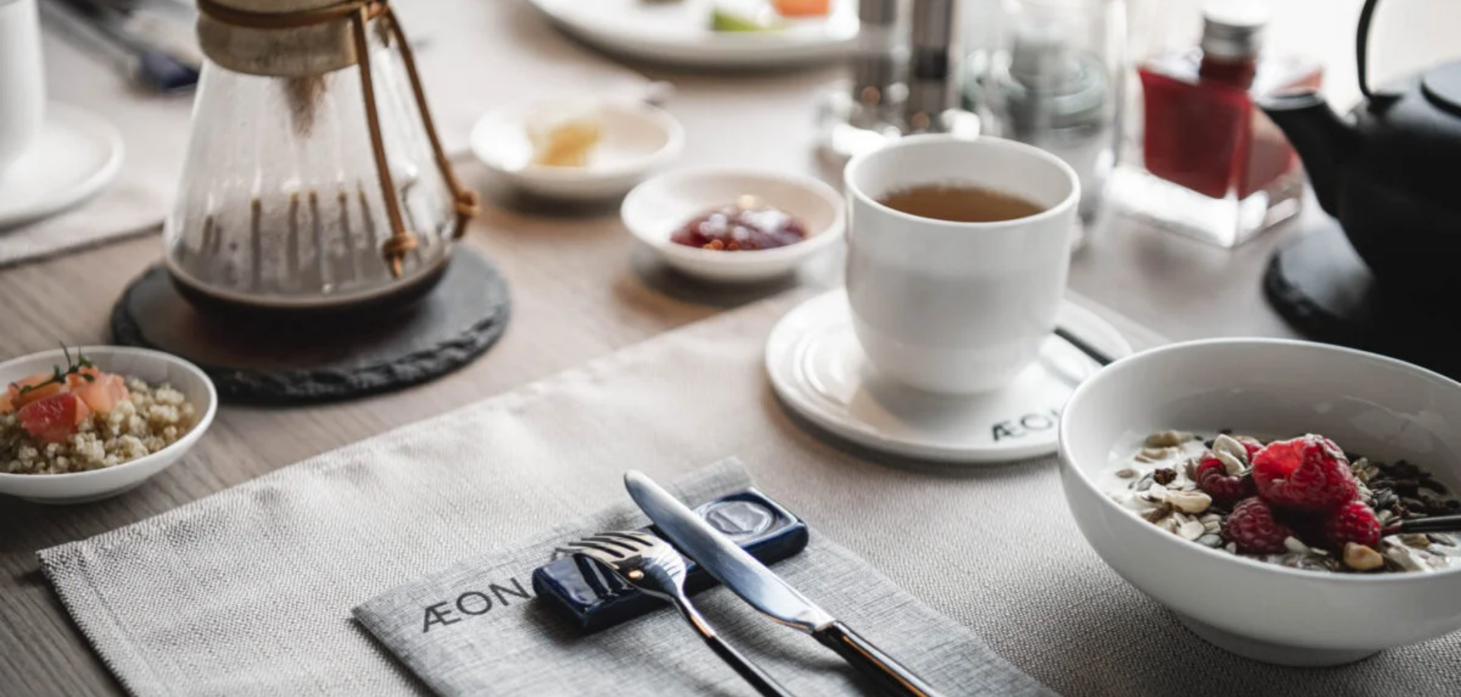 Ein gedeckter Frühstückstisch.