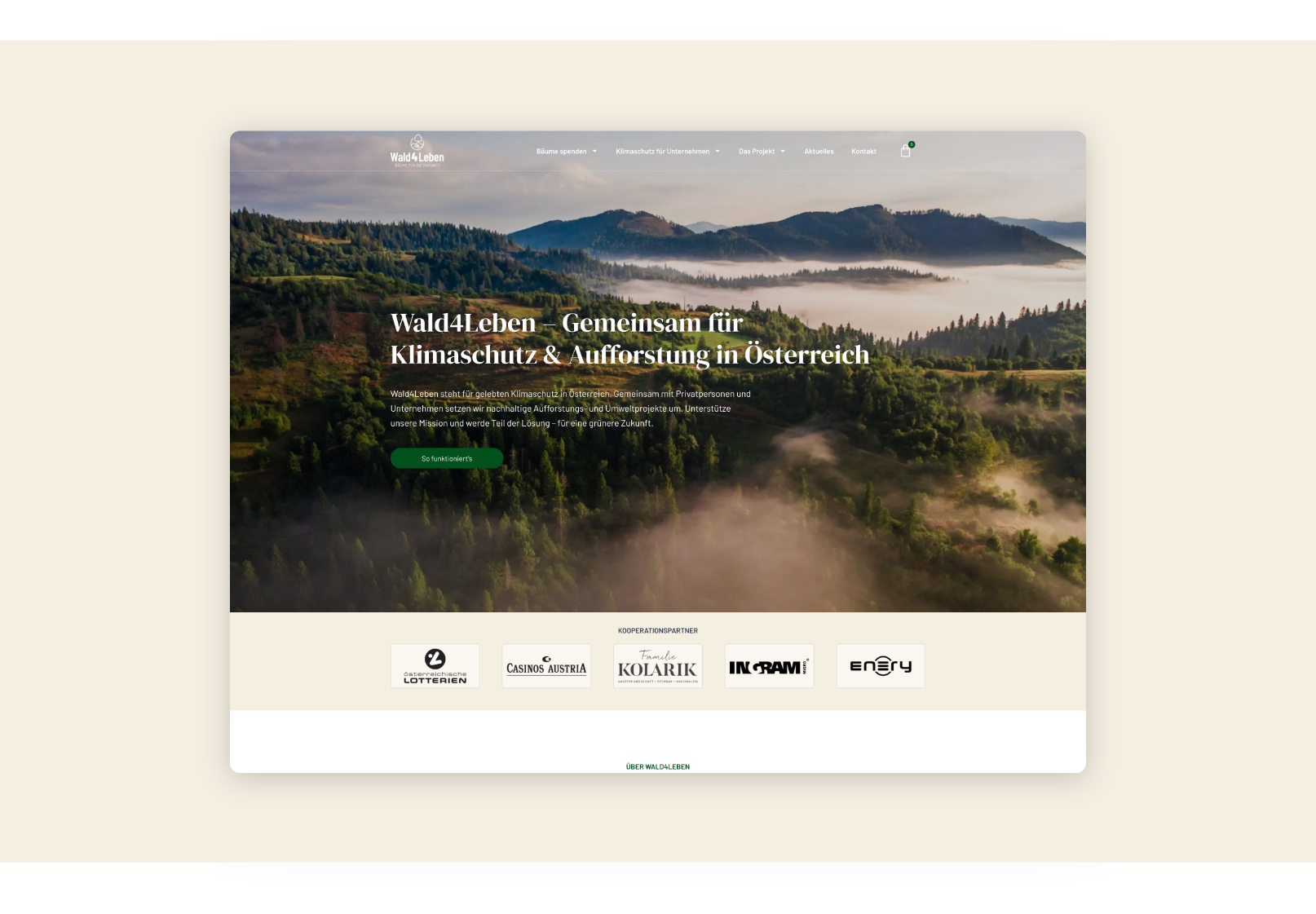 Desktop-Screenshot der Startseite mit einem Fullscreen-Luftbild eines Waldes.