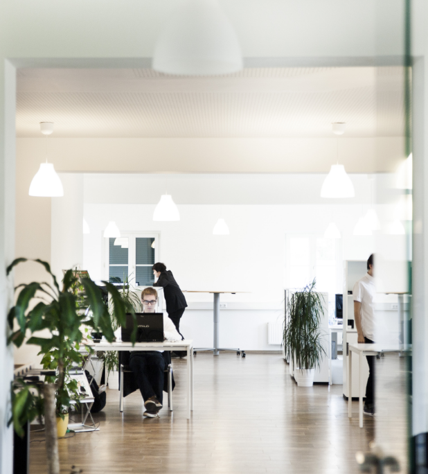 Ein Mitarbeiter am Laptop.