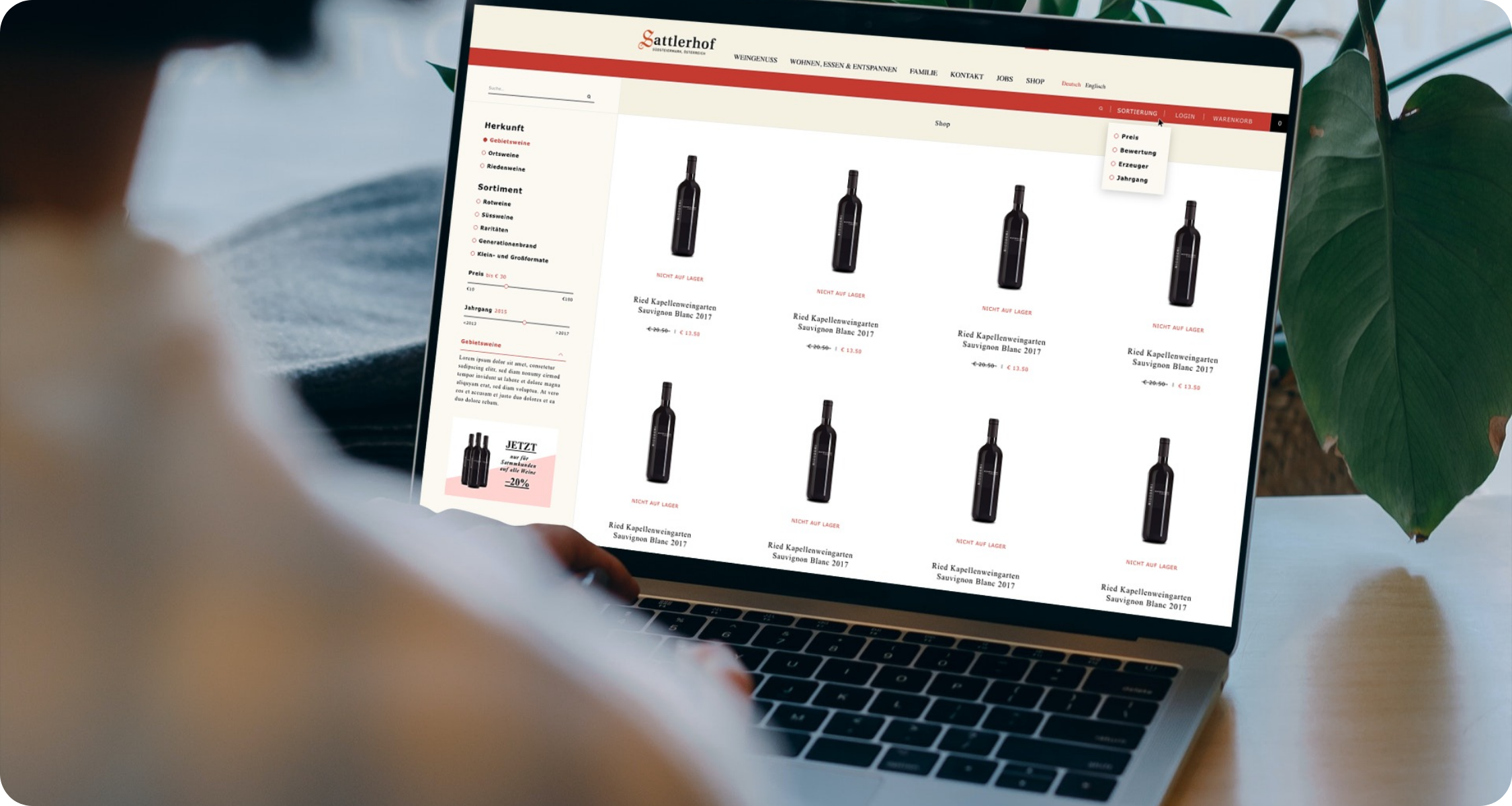 Ein Laptop mit einem Onlineshop, der gerade bedient wird.