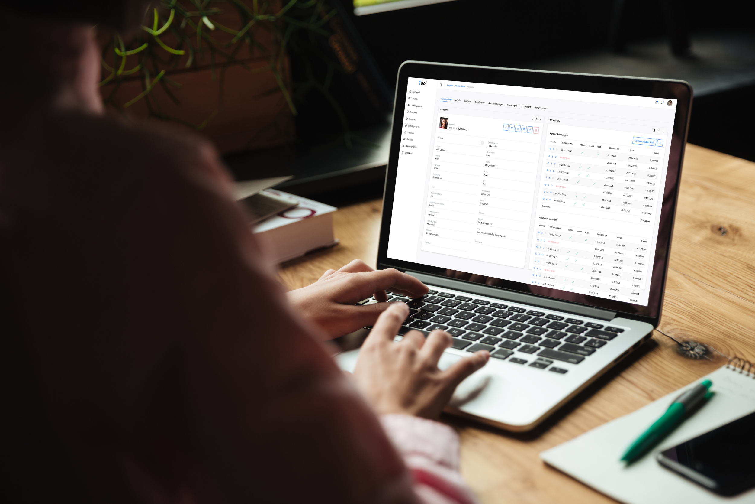 Mann am Laptop, arbeitend.